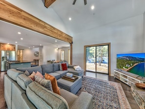 Älytelevisio, takka, kirjoja