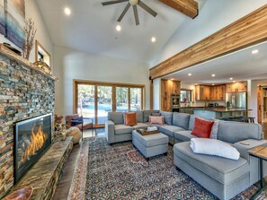 Älytelevisio, takka, kirjoja