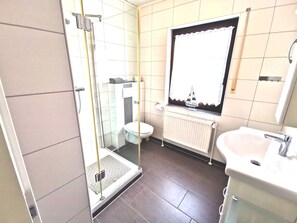 Douche, sèche-cheveux, serviettes fournies