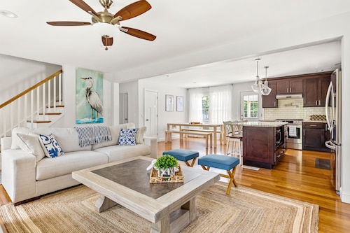 Coastal Retreat With Saltwater Heated Pool, 5 Min To Beach, Fire Pit, 4 BDRM