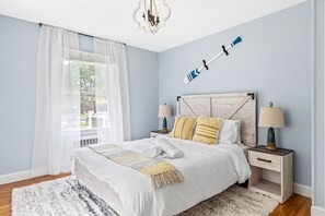 4 bedrooms, iron/ironing board, travel cot, free WiFi - Coastal Retreat With Saltwater Heated Pool, 5 Min To Beach, Fire Pit, 4 BDRM (Hampton Bays)