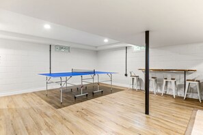 Game room - Coastal Retreat With Saltwater Heated Pool, 5 Min To Beach, Fire Pit, 4 BDRM (Hampton Bays)