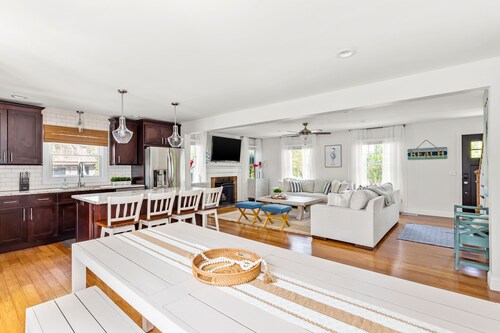 Coastal Retreat With Saltwater Heated Pool, 5 Min To Beach, Fire Pit, 4 BDRM