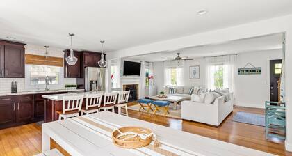 Coastal Retreat With Saltwater Heated Pool, 5 Min To Beach, Fire Pit, 4 BDRM