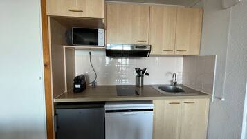 Réfrigérateur, micro-ondes, lave-vaisselle, cafetiÚre/bouilloire