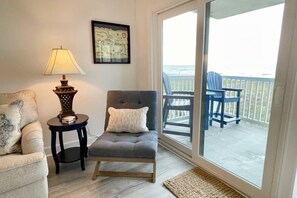 Smart TV, books, stereo