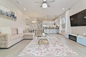 Living area - Your Dream Vacation - New Stylish Home Near Disney (Clermont)