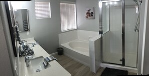 Serviettes fournies, savon, shampoing, papier toilette