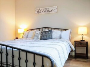 5 bedrooms, travel cot, WiFi, bed sheets - Water's Edge Retreat - Sleep 18, Two homes in one! (Branson)