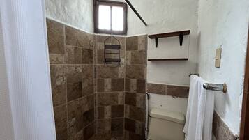 Bidet, Handtücher, Seife, Toilettenpapier