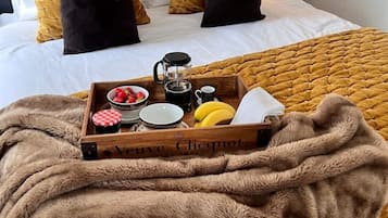 1 dormitorio, escritorio, tabla de planchar con plancha y cuna de viaje