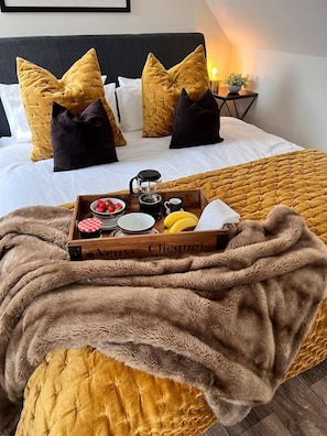 1 dormitorio, escritorio, tabla de planchar con plancha y cuna de viaje