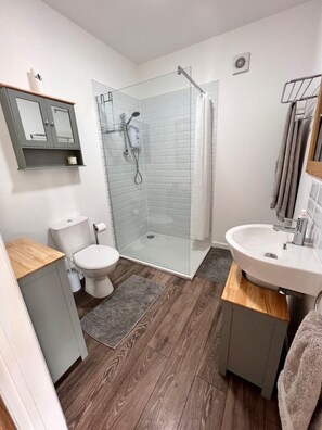 Shower, hair dryer, towels, soap - *BRAND NEW* Luxury Countryside Lodge (pet friendly!) (Burnham on Crouch)