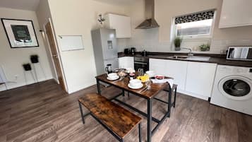 Kjøleskap, mikrobølgeovn, ovn og kokeplater