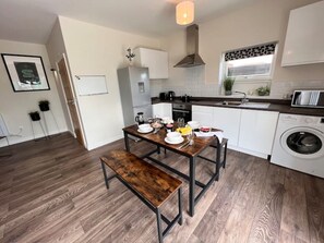 Fridge, microwave, oven, stovetop - *BRAND NEW* Luxury Countryside Lodge (pet friendly!) (Burnham on Crouch)