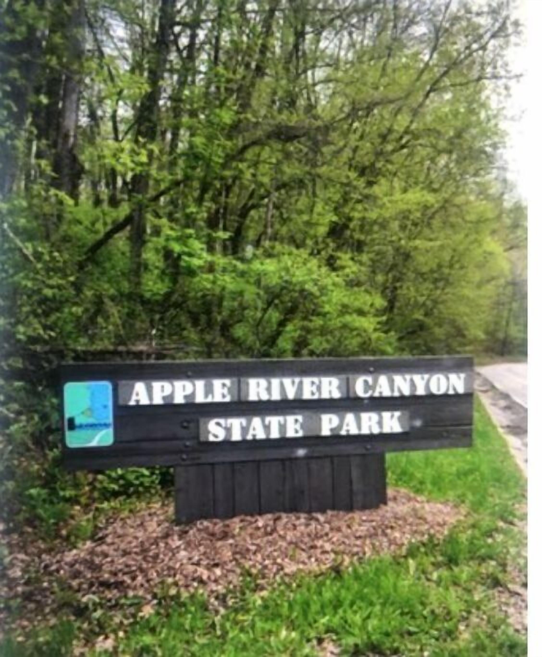 Señal para el Parque Estatal Apple River Canyon.