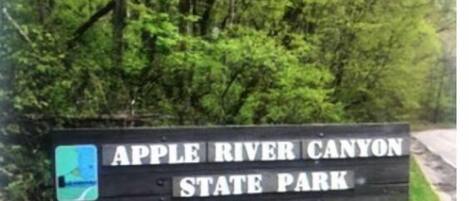 Señal para el Parque Estatal Apple River Canyon.