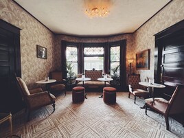 40-inch Smart TV with digital channels, TV, Netflix