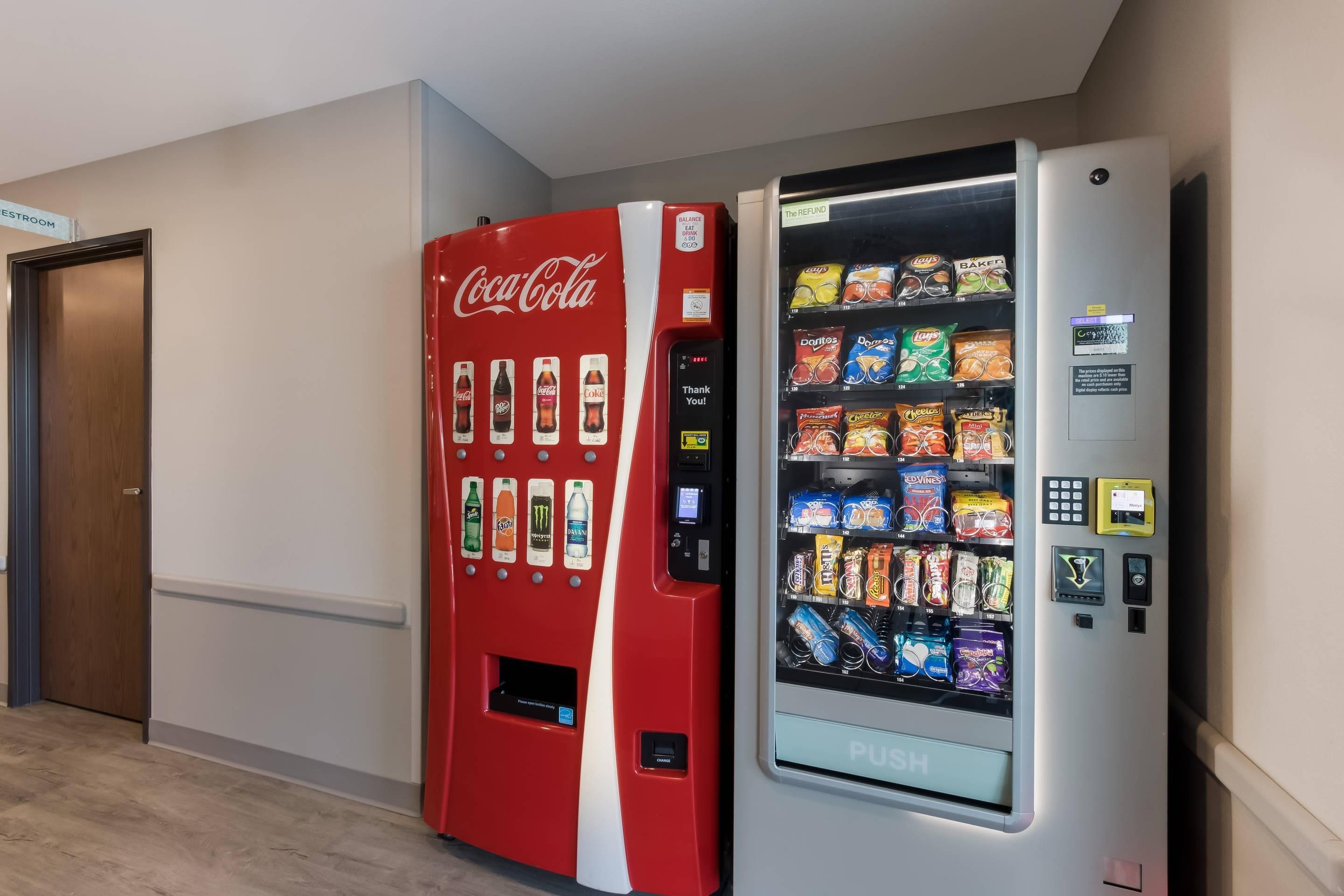 Een automaat met een Coca-Cola logo en een digitaal scherm.