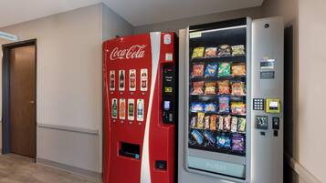 Een automaat met een Coca-Cola logo en een digitaal scherm.