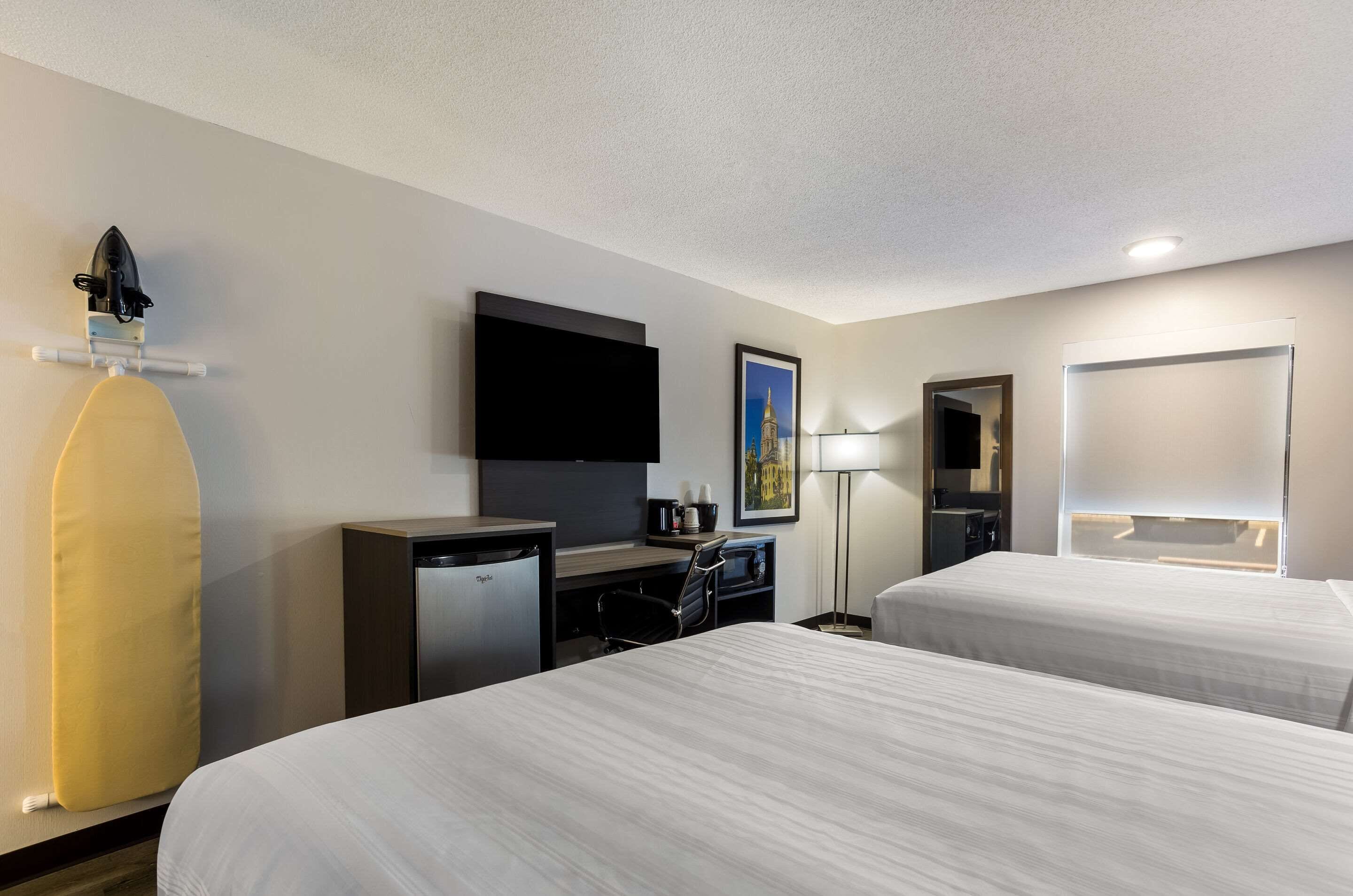 standard double room, 2 queen beds, non smoking | pillow-top beds, individually decorated, individually furnished, desk