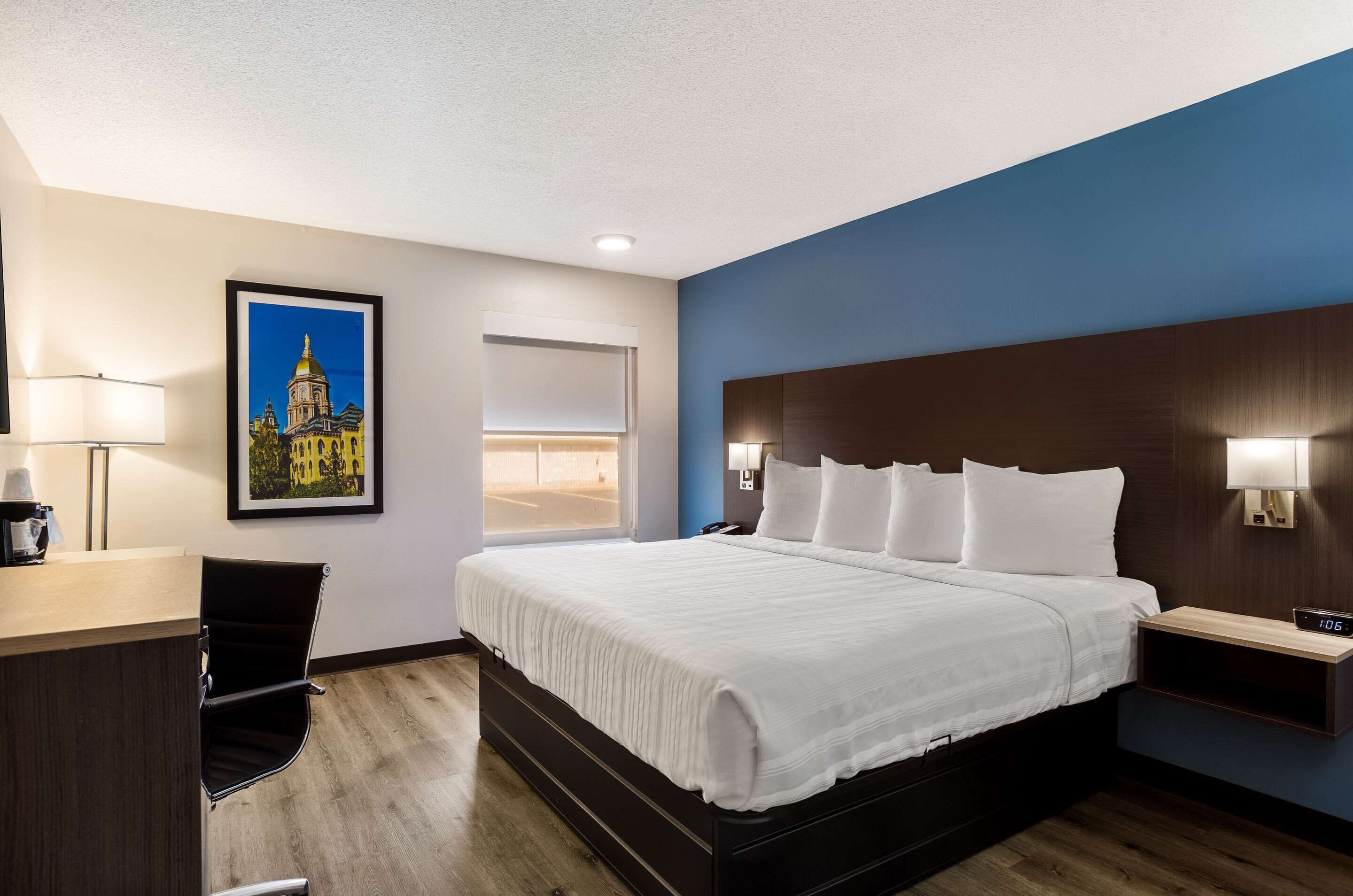 Standard enkelrum - 1 kingsize-säng - icke-rökare | Bäddmadrasser, individuell inredning, unika möbler och skrivbord