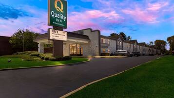 Un Quality Inn by Choice Hotels con un letrero que indica internet inalámbrico de alta velocidad gratuito, desayuno de cortesía y televisión por cable.