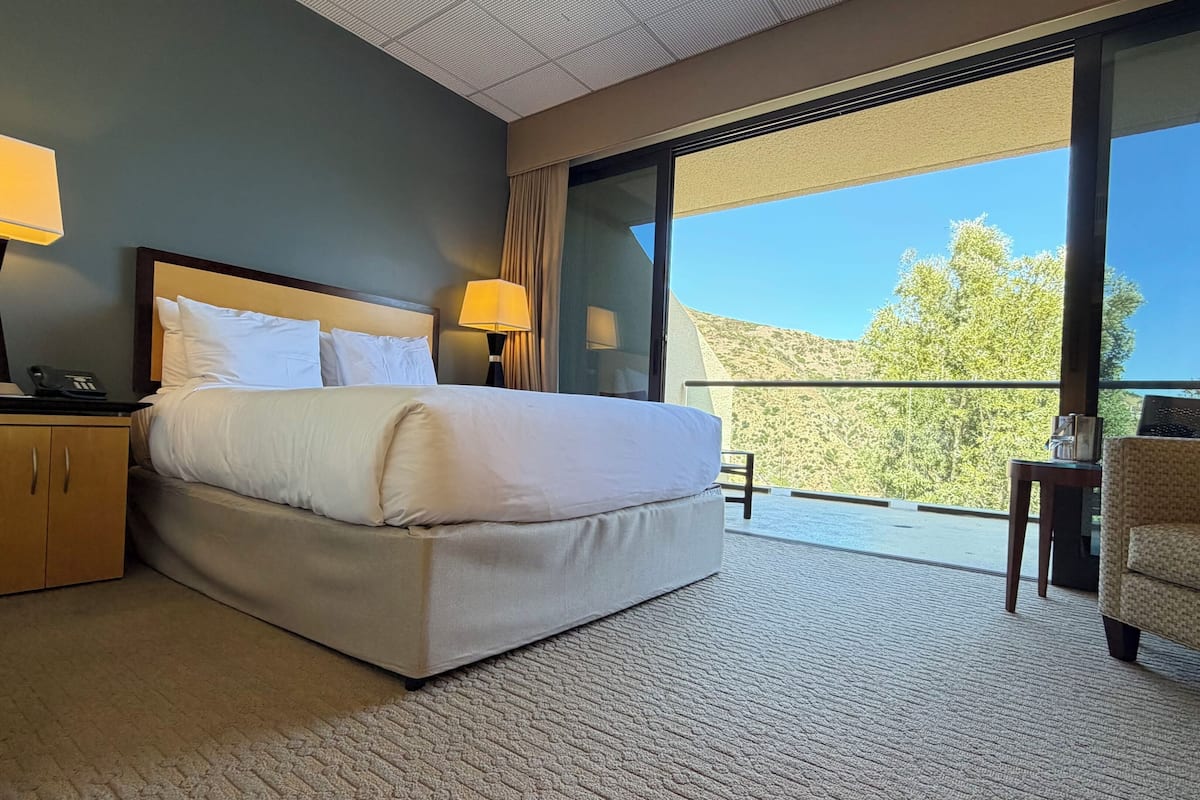 Ropa de cama de alta calidad, escritorio y cortinas blackout 