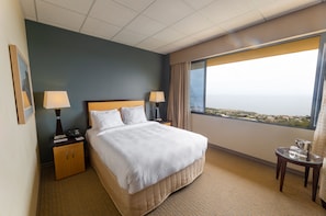 Premium bedding, desk, blackout drapes, iron/ironing board - Villa Graziadio Executive Center at Pepperdine University (Malibu)