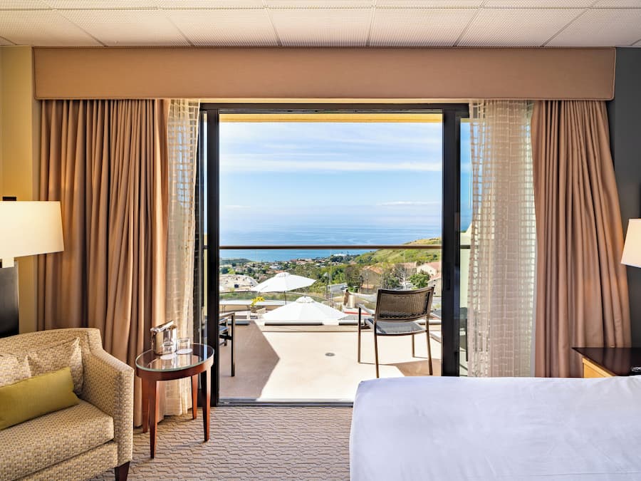 Rom – premier, 1 queensize-seng, havutsikt | Utsikt mot strand/hav