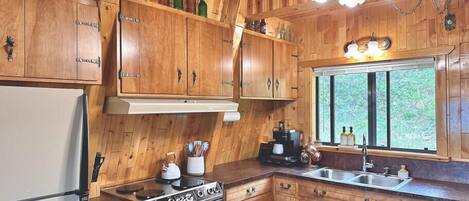 Refrigerador, microondas, horno y parrilla de estufa