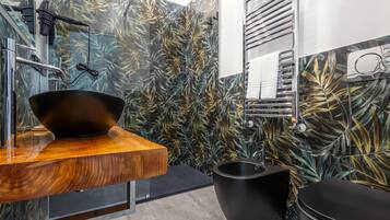 Deluxe-Zimmer | Badezimmer | Dusche, Regendusche, kostenlose Toilettenartikel, Haartrockner