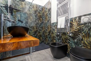 Deluxe Room | Bathroom | Shower, rainfall showerhead, free toiletries, hair dryer - Maisone Ètoile (Piano di Sorrento)