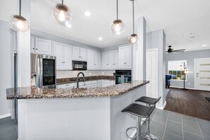 冷蔵庫、電子レンジ、オーブン、コンロ