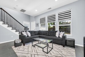 Télévision, cheminée, espaces bureaux