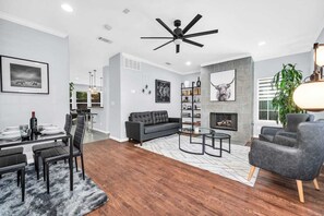 テレビ、暖炉、書斎 / ワークスペース