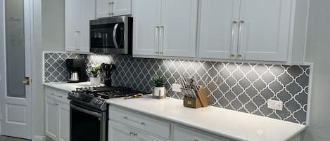 Geladeira, micro-ondas, fogão, cooktop