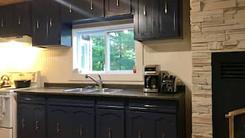 Refrigerador, horno, parrilla de estufa y cafetera y tetera