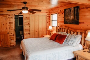 1 soveværelse, pengeskab på værelset, skrivebord, strygejern/strygebræt