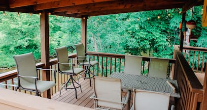 Great Location, Creekside, Trout Fishing, Fire Pit, Hot Tub & WiFi