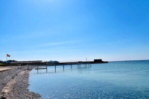 Plage à proximité, chaises longues, serviettes de plage