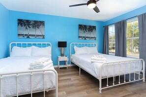 5 bedrooms, desk