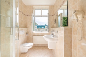 Junior-Doppelzimmer | Badezimmer | Hausschuhe