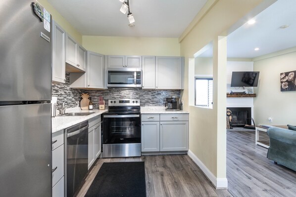 Kühlschrank, Mikrowelle, Ofen, Herdplatte