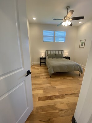 2 habitaciones, tabla de planchar con plancha y ropa de cama