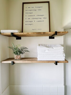 Interior - Short Drive to Point Pelee! Forget Your Worries in This Spacious & Serene Space (Leamington)