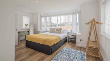 5 bedrooms, desk, iron/ironing board, travel crib