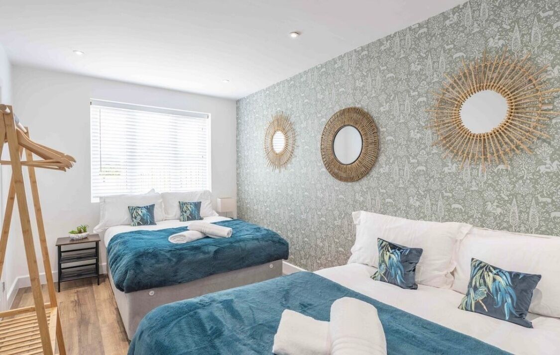 5 bedrooms, desk, iron/ironing board, travel crib