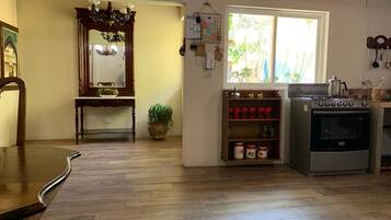 Fridge, oven, stovetop, coffee/tea maker