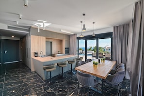 Villa | Eigene Küche | Großer Kühlschrank, Ofen, Geschirrspüler, Wasserkocher